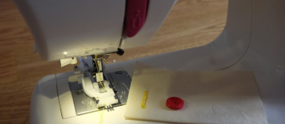 Les boutonnières automatiques à la taille du bouton sur la MAGENTA 43
