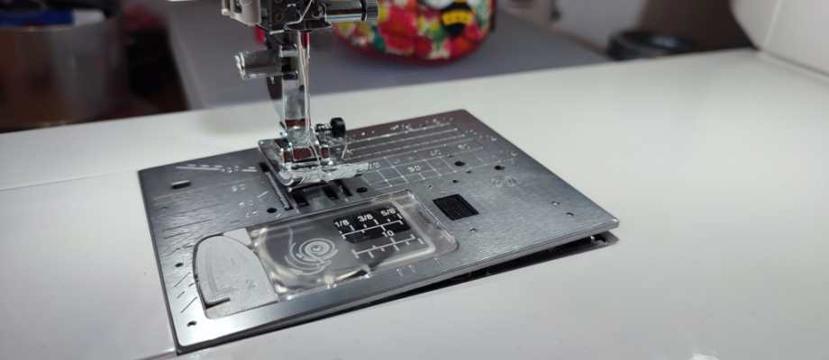 JANOME 6700P : changer la plaque aiguille et baisser les griffes d'entraînement