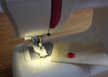Les boutonnières automatiques à la taille du bouton sur la MAGENTA 43